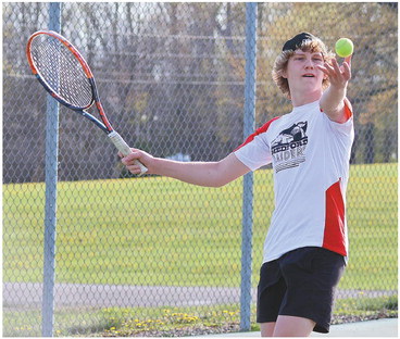 Medford’s singles sweep beats East; team goes 1-2 at Altoona quad