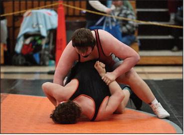 6 NGL wrestlers advance to sectionals